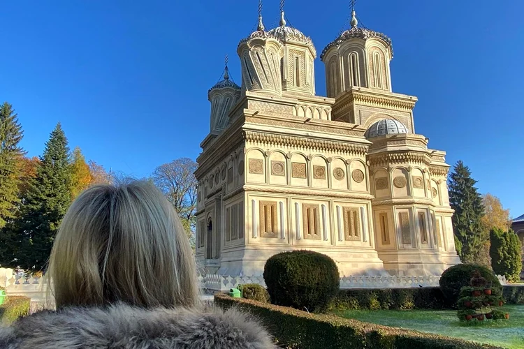 Vloggerii au rămas impresionați de mănăstirea Curtea de Argeș, Foto Facebook/Two on Trip