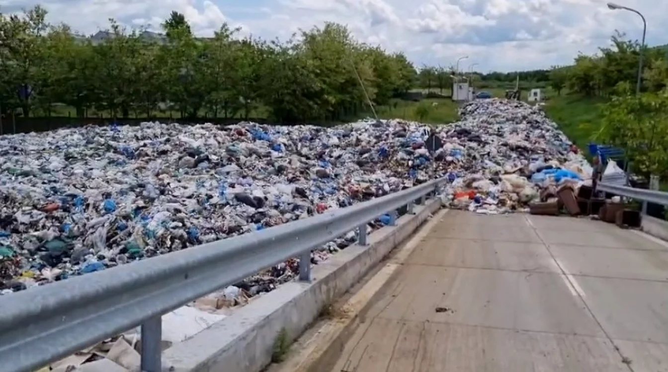 Urlaţi, jud. Prahova, groapă de gunoi ilegală situată în lunca râului Cricovul Sărat Foto: captura video facebook Octavian Berceanu