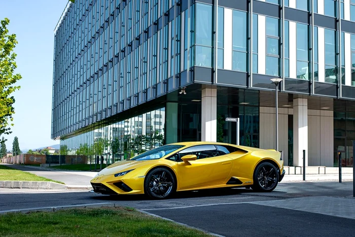 Leasing mașini operațional vs. financiar – care este alegerea potrivită pentru afacerea ta?