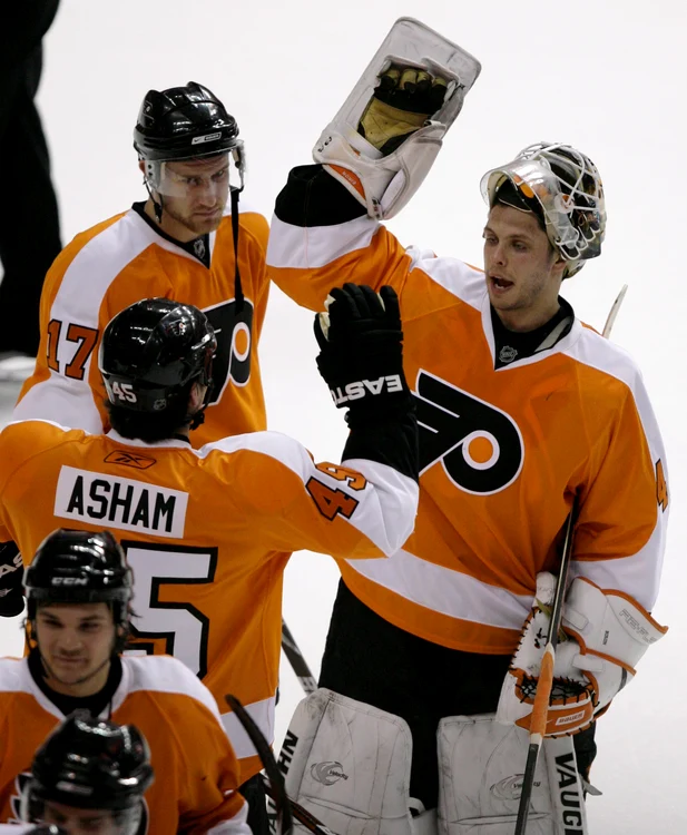 
    Jucătorii de la Philadelphia Flyers sărbătoresc victoria în faţa lui Montreal Canadians  
