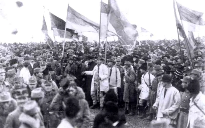 Români prezenţi la Alba Iulia, la Marea Unire din 1918. Imagine realizată de Samoilă Mârza