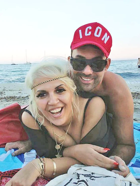 Medicul Valentin Răducanu se ocupă de dantura Ralucăi BădulescuFoto Arhivă Personală