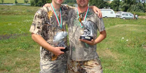 Robert Oros şi Cirpian Savu (dreapta) sunt mândri de premiile obţinute