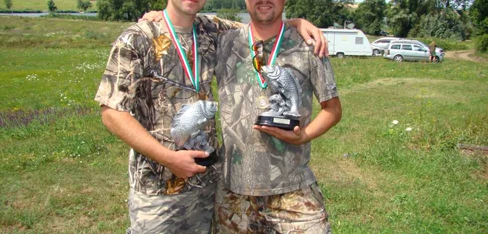 Robert Oros şi Cirpian Savu (dreapta) sunt mândri de premiile obţinute