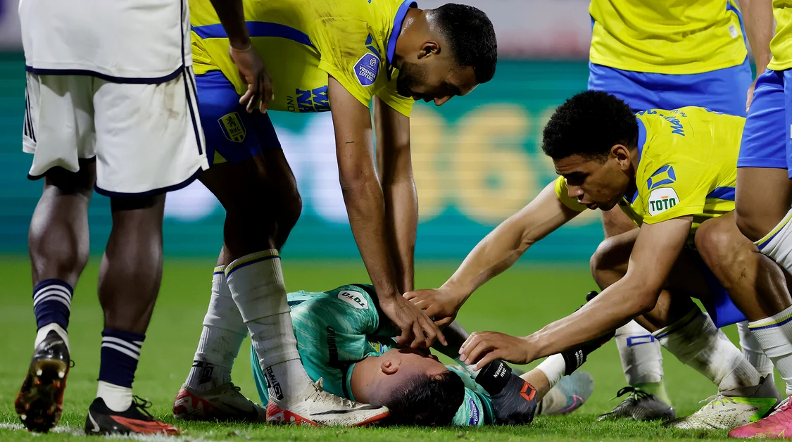 Etienne Vaessen, KO după o ciocnire cu un adversar. Foto Getty images