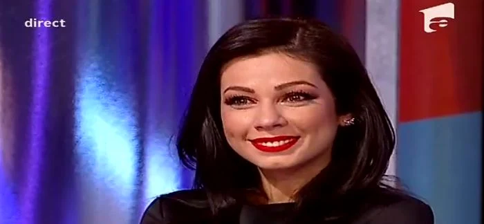 Iuliana Luciu și-a luat rămas bun cu lacrimi în ochi de la colegii de la "Acces Direct"Foto: captură video Acces Direct