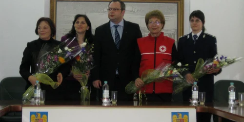 Ecaterina Alexandrescu, Diana Cimpoeşu, prefectul Dragomir Tomaşeschi, Verginica Beldean şi Alina Budeanu