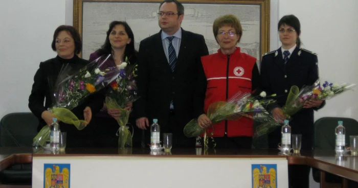 Ecaterina Alexandrescu, Diana Cimpoeşu, prefectul Dragomir Tomaşeschi, Verginica Beldean şi Alina Budeanu