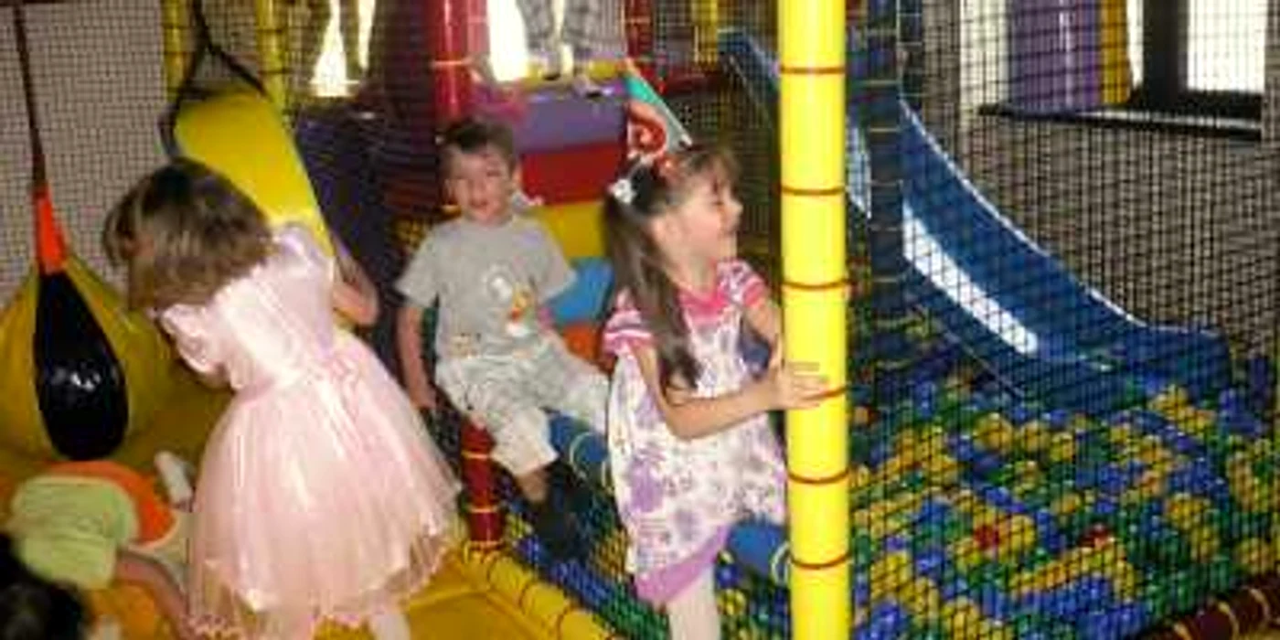 Locurile de joacă private sunt deschise de luni până duminică
