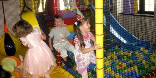 Locurile de joacă private sunt deschise de luni până duminică