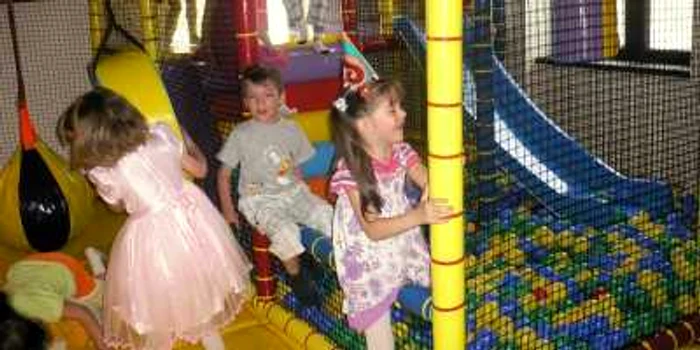 Locurile de joacă private sunt deschise de luni până duminică