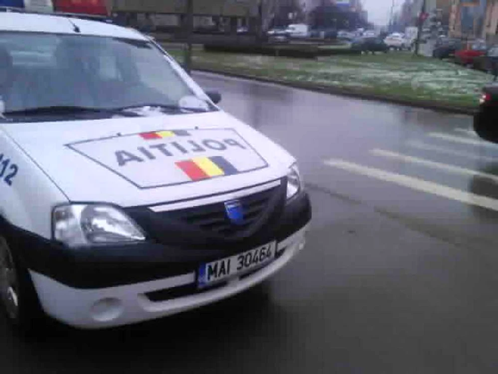 Maşina de poliţie a fost parcată pe trouar, lângă Tribunal