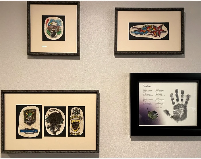 Tatuajele rudelor decedate sunt expuse de familie în casă (Foto: Profimedia)