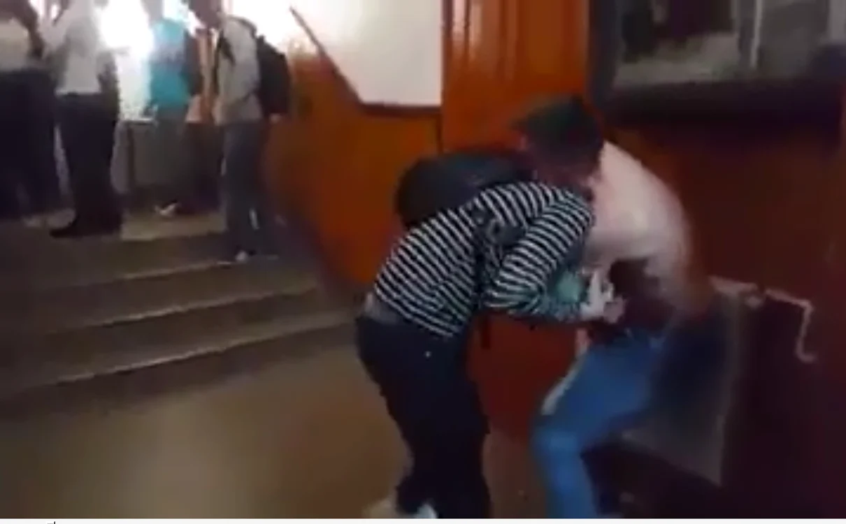
    Doi elevi s-a luat la bătaie în incinta Colegiului Naţional Ecaterina Teodoroiu din Târgu-Jiufoto: captură  