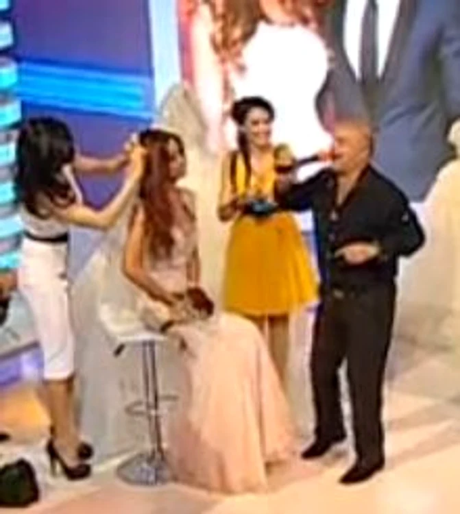 În timp ce se îmbrăca, Axinte i-a cântat Biancăi "Ia-ţi, mireasă, ziua bună" (captură: Kanal D)