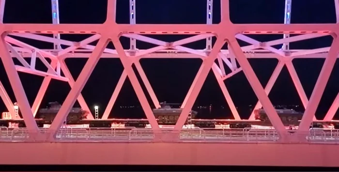 Blindate transportate pe podul dintre Crimeea şi Rusia Captură YouTube