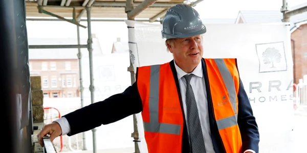 Premierul britanic Boris Johnson în vizită pe un şantier FOTO Guliver / Getty Images