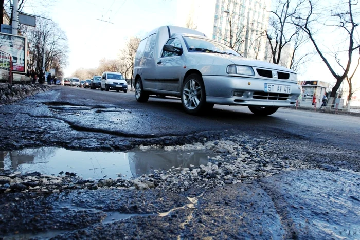 Mai multe străzi ar putea intra în iarnă cu gropi dacă bugetul va fi aprobat cu întârziere FOTO Tudor Iovu