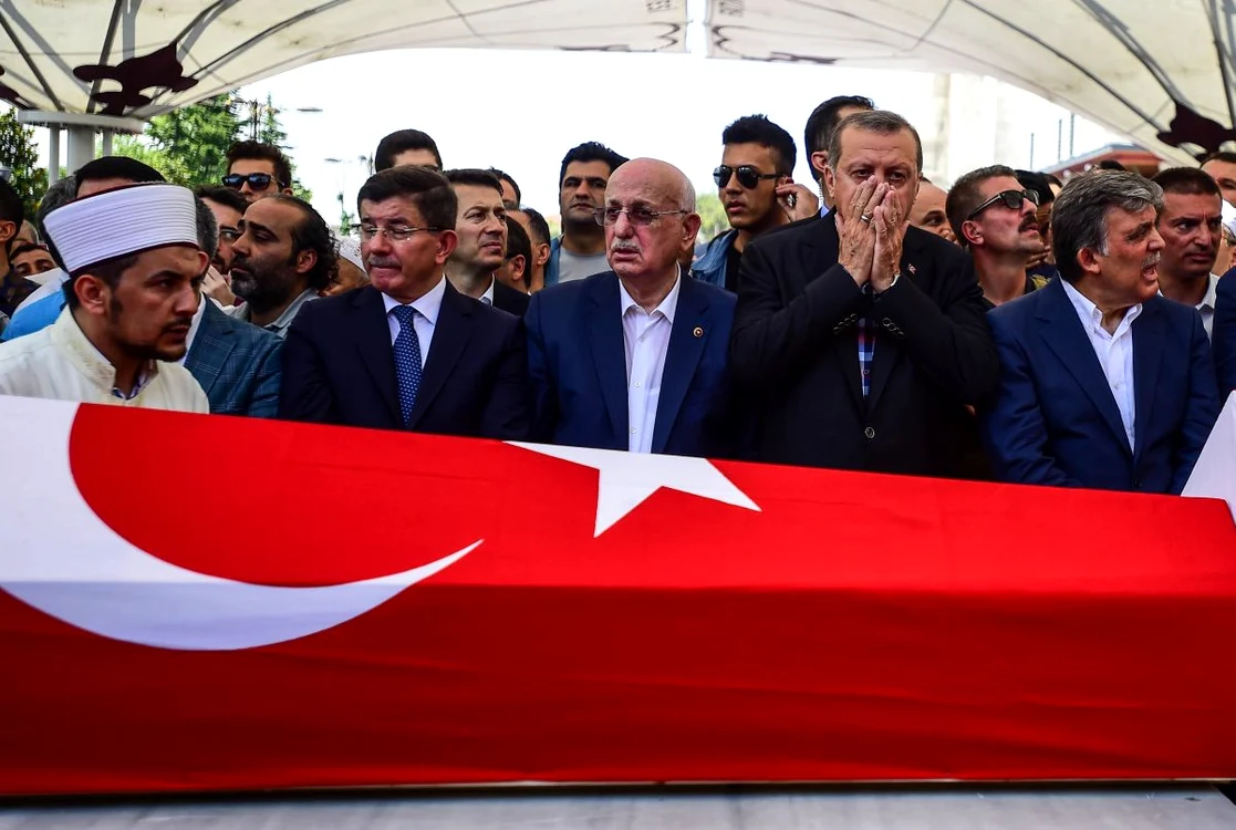 Erdogan a fost salvat vineri noapte de muțimea pe care a chemat-o în stradă