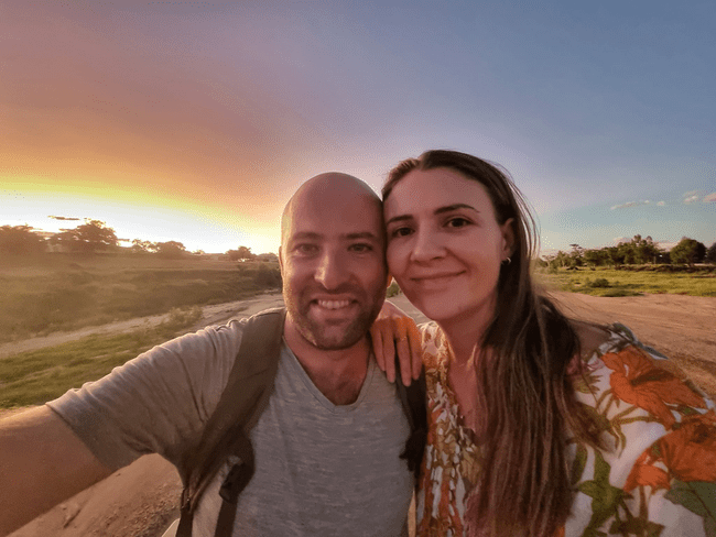 Expediţie temerară în Australia. Doi români au ajuns la poalele celui mai mare monolit din lume