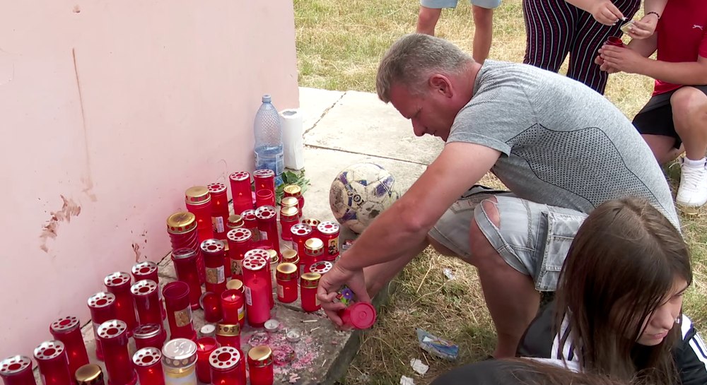 Altar de candele aprinse lângă zidul unde și-a găsit sfârșitul Denis, tânărul fotbalist din Buzău FOTO