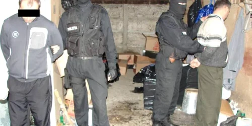 Transportatorii de produse de contrabandă sunt deseori controlaţi de mascaţi