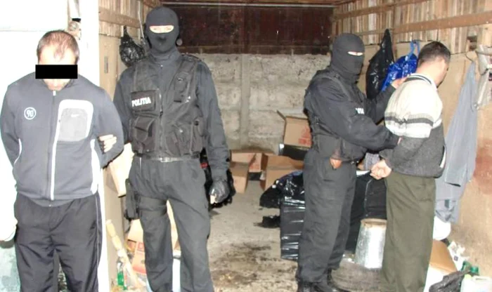 Transportatorii de produse de contrabandă sunt deseori controlaţi de mascaţi