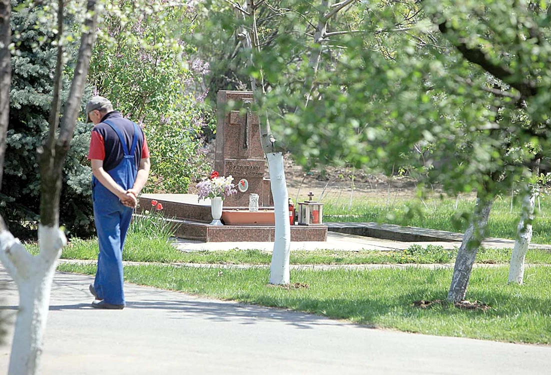 În Cimitirul Eternitatea, deţinut de Marioara, a fost săpată o groapă lângă mormântul fostului ei soţ 