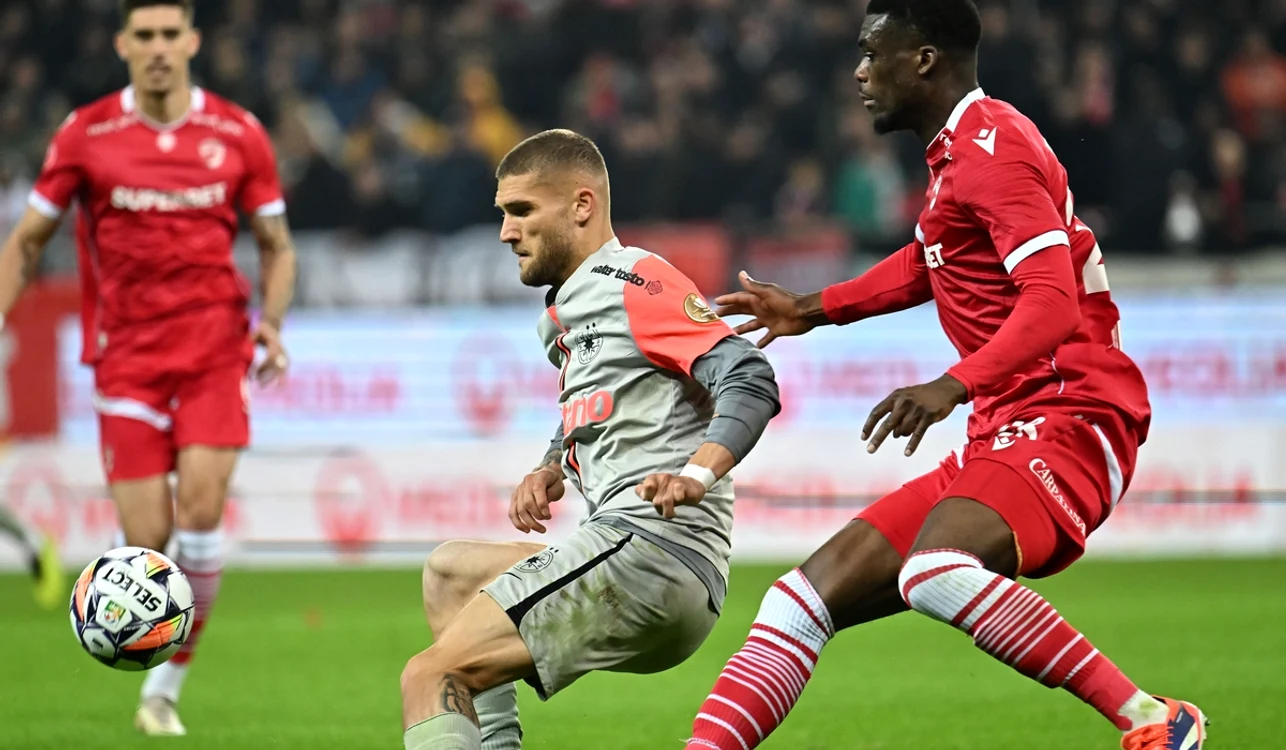 Daniel Bîrligea (centru), unul dintre marcatorii lui FCSB în meciul cu Dinamo (FOTO: Sportpictures)
