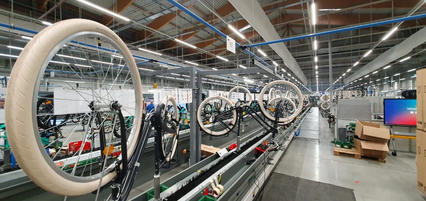 Roțile de bicicletă pleacă automatizat spre alte părți ale fabricii
