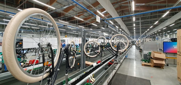 Roțile de bicicletă pleacă automatizat spre alte părți ale fabricii