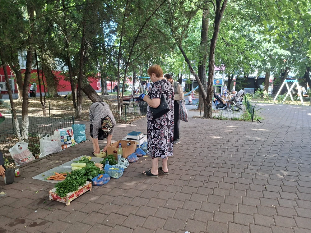 Moldovenii strâng cureaua chiar și la mâncare FOTO Cosmin Zamfirache