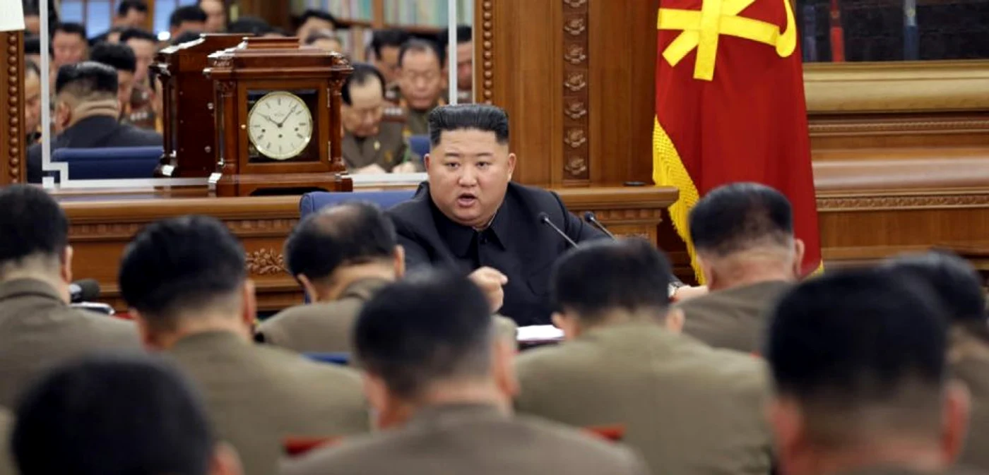 Kim Jong-un în cursul unei şedinţe cu un grup de militari FOTO EPA-EFE