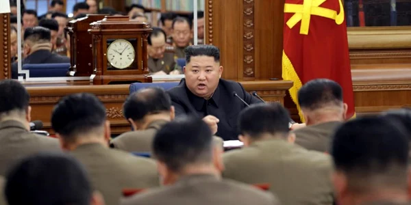 Kim Jong-un tinand o reuniune cu membrii Comisiei Militare Centrale FOTO EPA-EFE