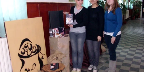 Diana, Maria şi Alexandra, la standul Matin de Passion, amenajat în şcoală