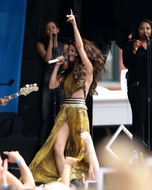 Selena Gomez, fără lenjerie intimă în concert? (Foto: Hepta)