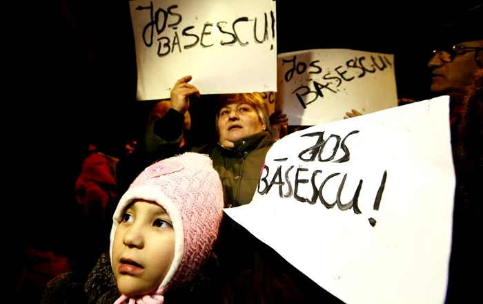 Bucureştenii protesteză în Piaţa Universităţii