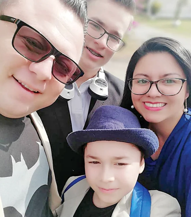 
    Dragoș, soția Melissa  și cei doi băieți  ai lui, Darius și Ion   