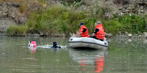 Pompierii militari recupereaza trupurile a doi tineri inecati in raul Suceava. FOTO