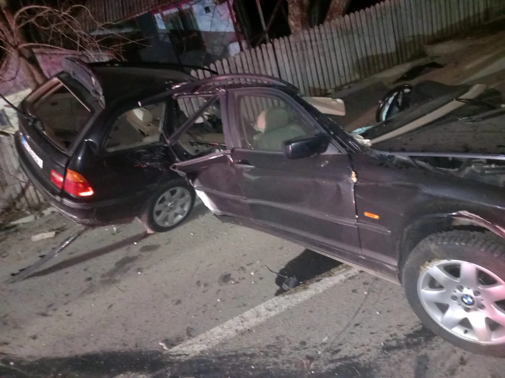 Forța impactului a rupt mașina în două FOTO ISU Neamț