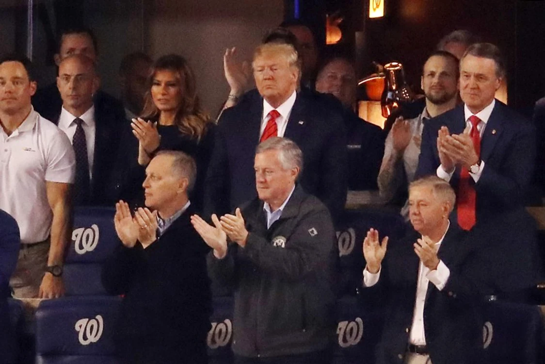 
    Huiduit de spectatori, președintele Donald Trump a părăsit rapid stadionul din WashingtonFoto: Guliver / GettyImages  