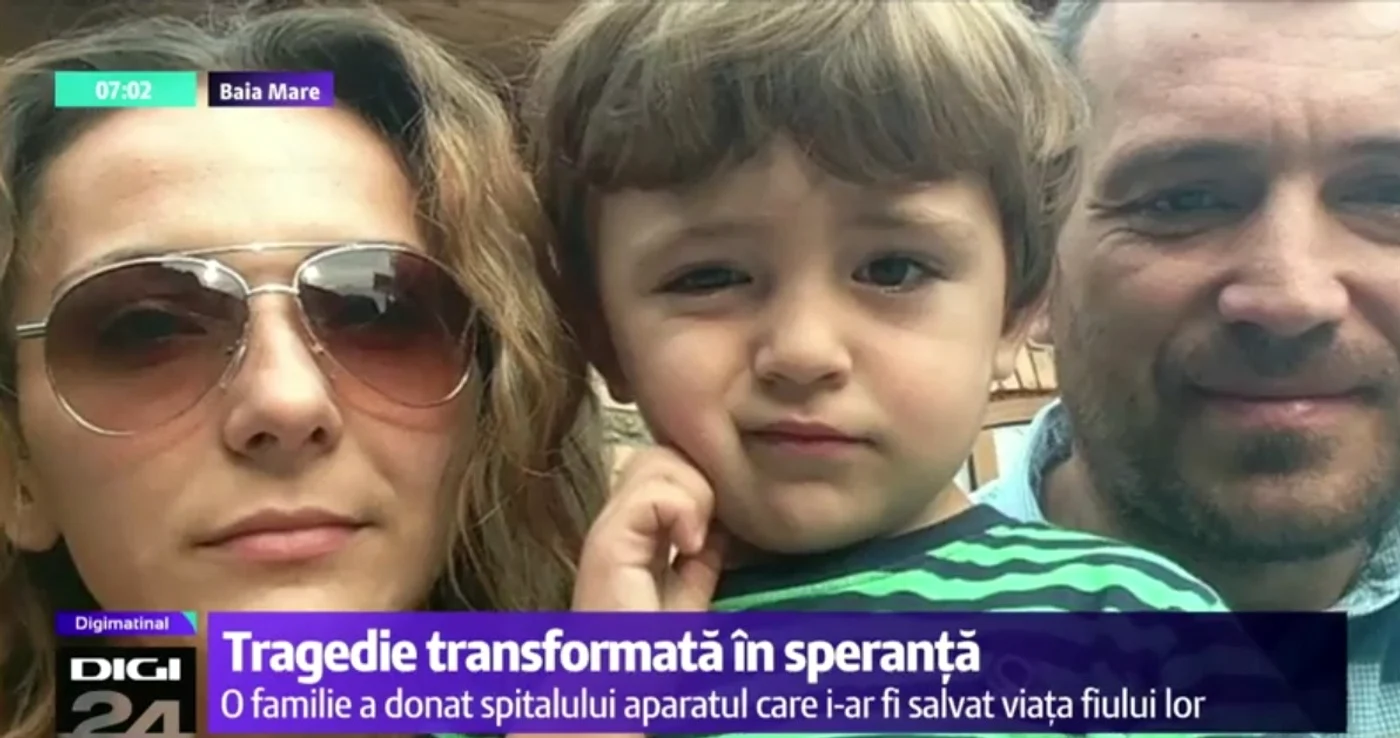 
    Cei doi părinți, într-o fotografie alături de comoara lor (foto: captură digi24.ro)  