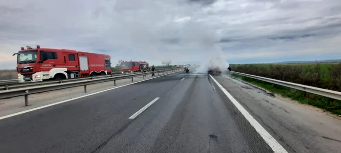 O cisternă cu 30 de tone de motorină şi benzină a luat foc pe Autostrada Bucureşti-Piteşti VIDEO