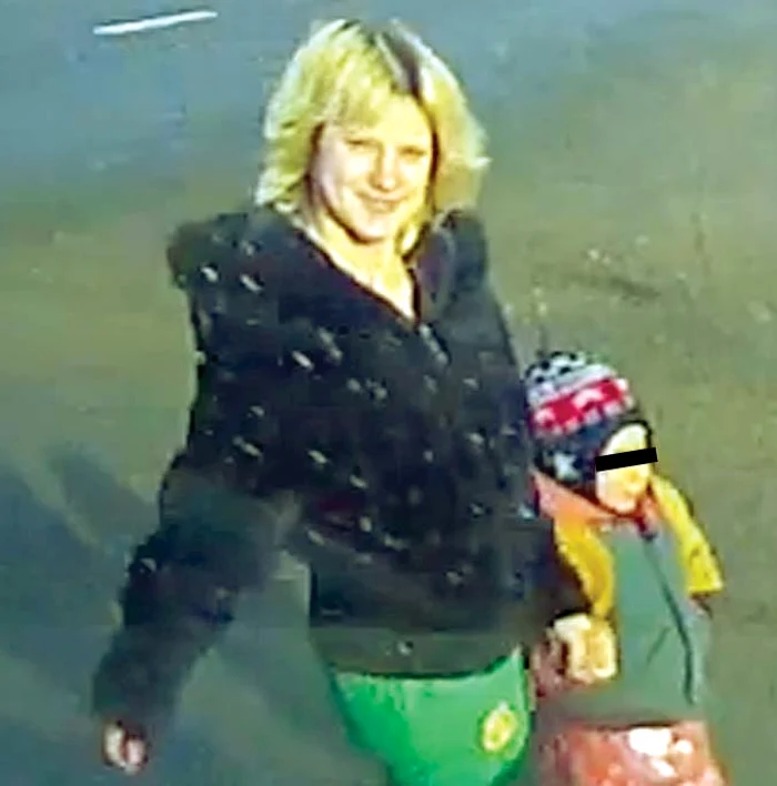 Femeia şi fetiţa de 4 ani au fost luate de poliţişti şi duse într-un centru din Bacău (FOTOGRAFII: IULIAN BUNILĂ)