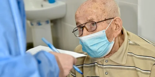 Cel mai longeviv antrenor emerit de tenis - veteranul de război - col în retragere Eugen Vătăşescu - 100 de ani - Râmnicu Vâlcea la vaccinarea antiCOVID Foto Radu Petroşel