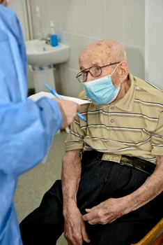 Cel mai longeviv antrenor emerit de tenis - veteranul de război - col în retragere Eugen Vătăşescu - 100 de ani - Râmnicu Vâlcea la vaccinarea antiCOVID Foto Radu Petroşel