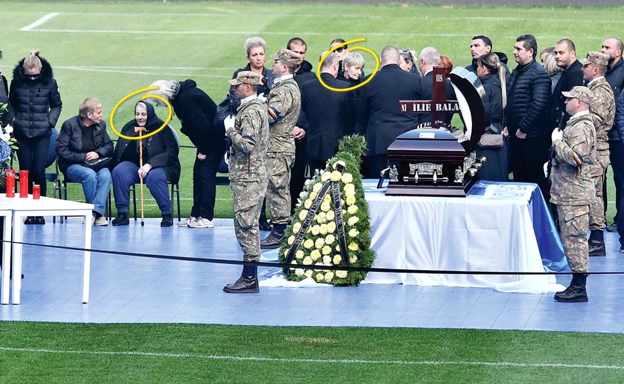 
    În cimitir s-au aprins fumigene negre şi torţe  