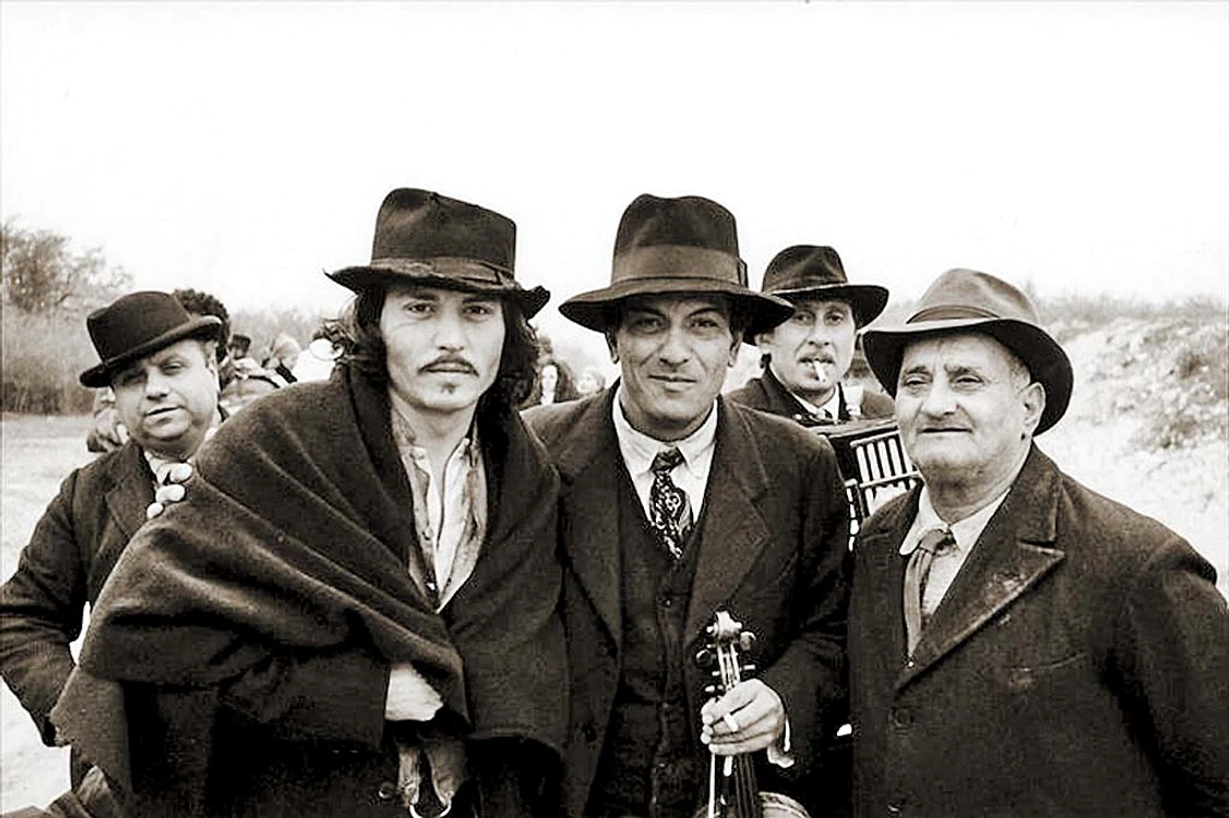 2000 - A jucat în ”Omul care a plâns”, alături de Johnny Deep