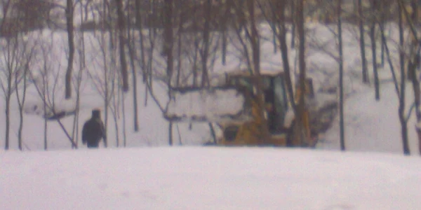 Excavatorul a alunecat şi a ieşit de pe drum FOTO