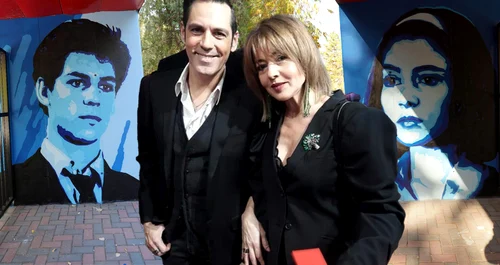 Chipurile actorilor Oana Sîrbu și Ștefan Bănică Jr, pictate la intrarea în liceul unde s-a filmat Liceenii